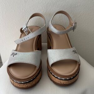 Karl Lagerfeld Paris Caylia Platform Iridescent Leather Sandals Size 7